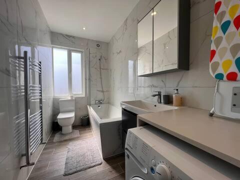 Star London Finchley Road 3-Bed Escape With Garden Apartment Екстериор снимка